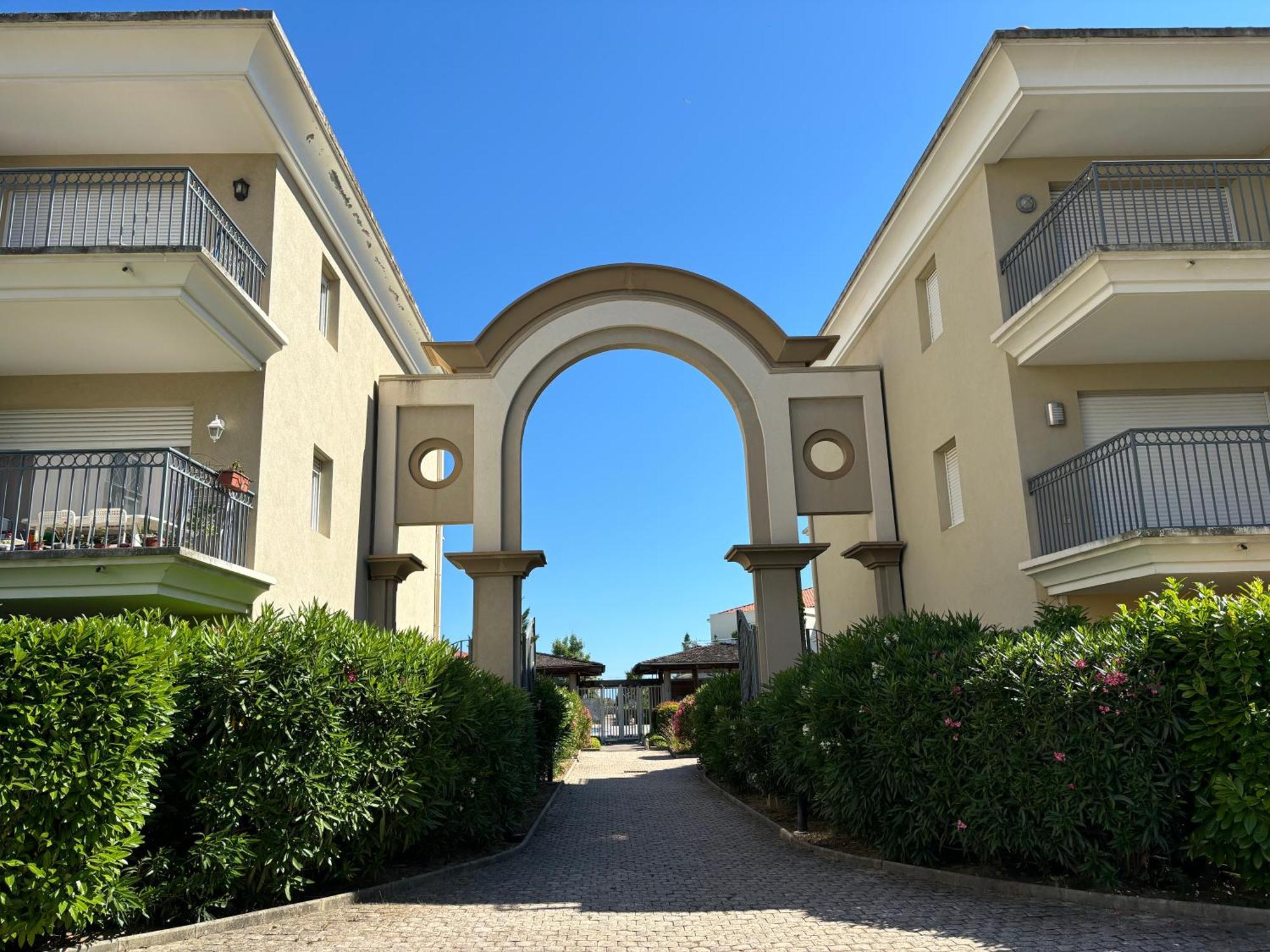 Beachside Apartment With Pool & Garden In Juan Les Pins Антиб Екстериор снимка