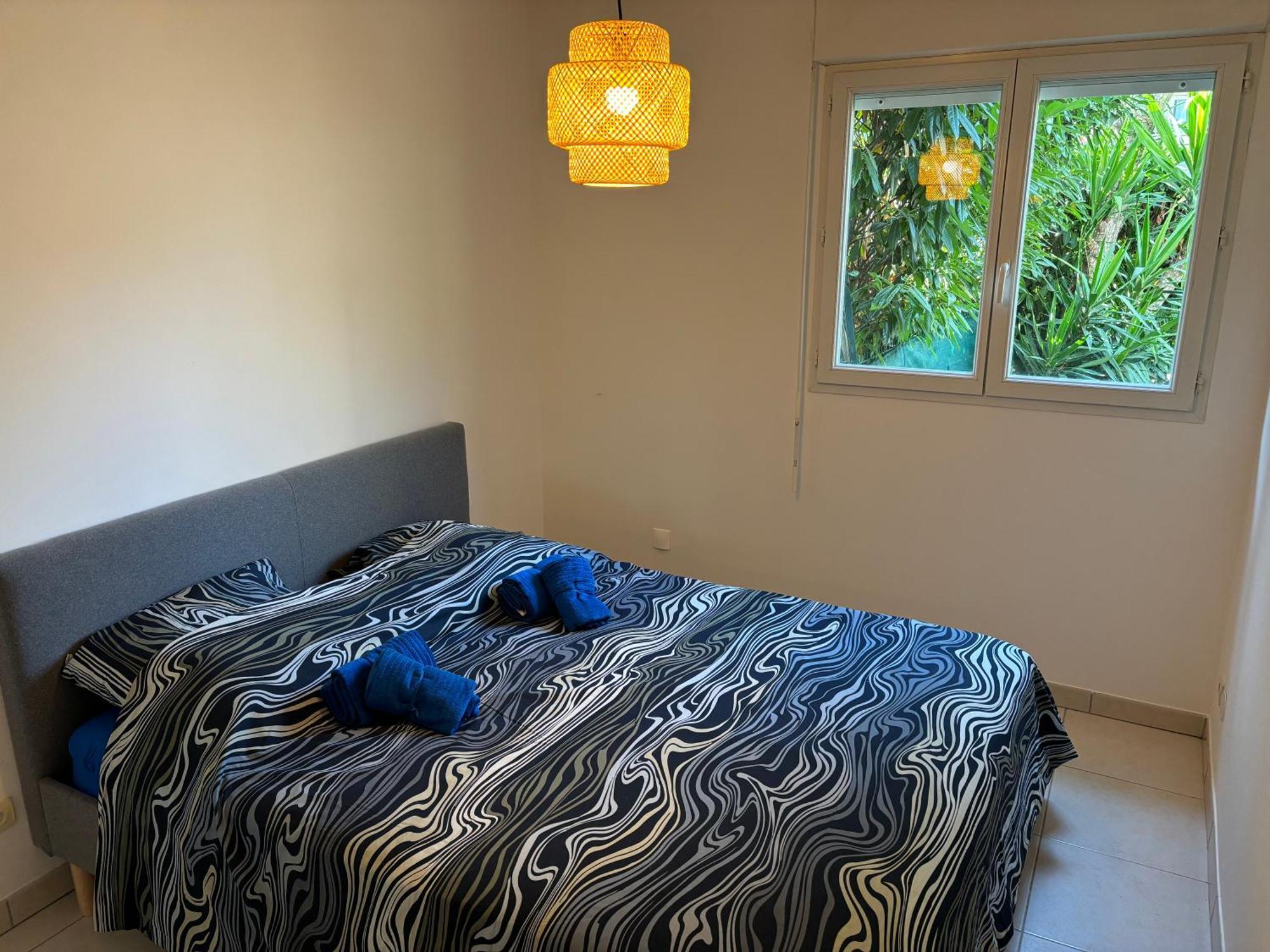 Beachside Apartment With Pool & Garden In Juan Les Pins Антиб Екстериор снимка
