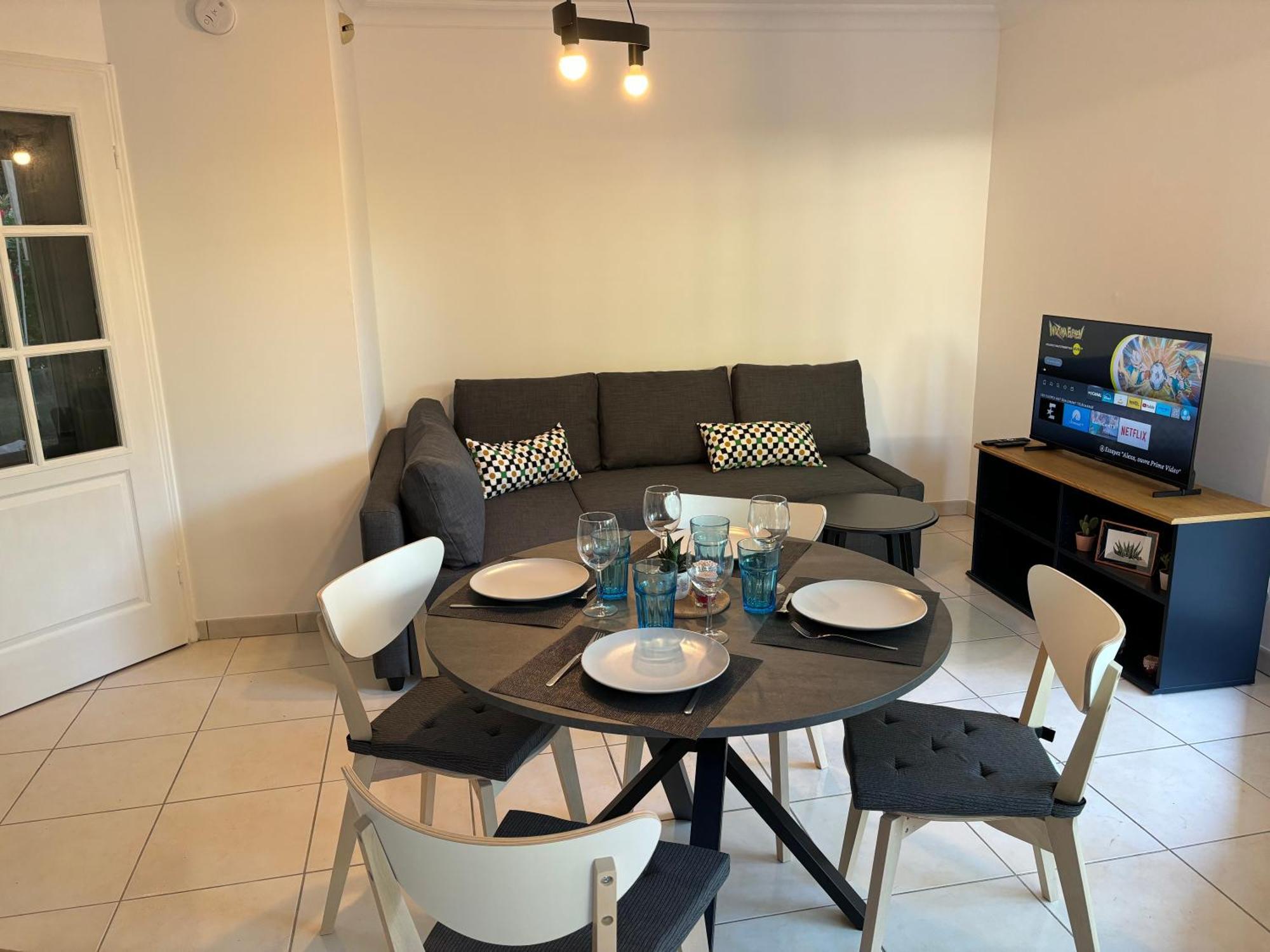 Beachside Apartment With Pool & Garden In Juan Les Pins Антиб Екстериор снимка