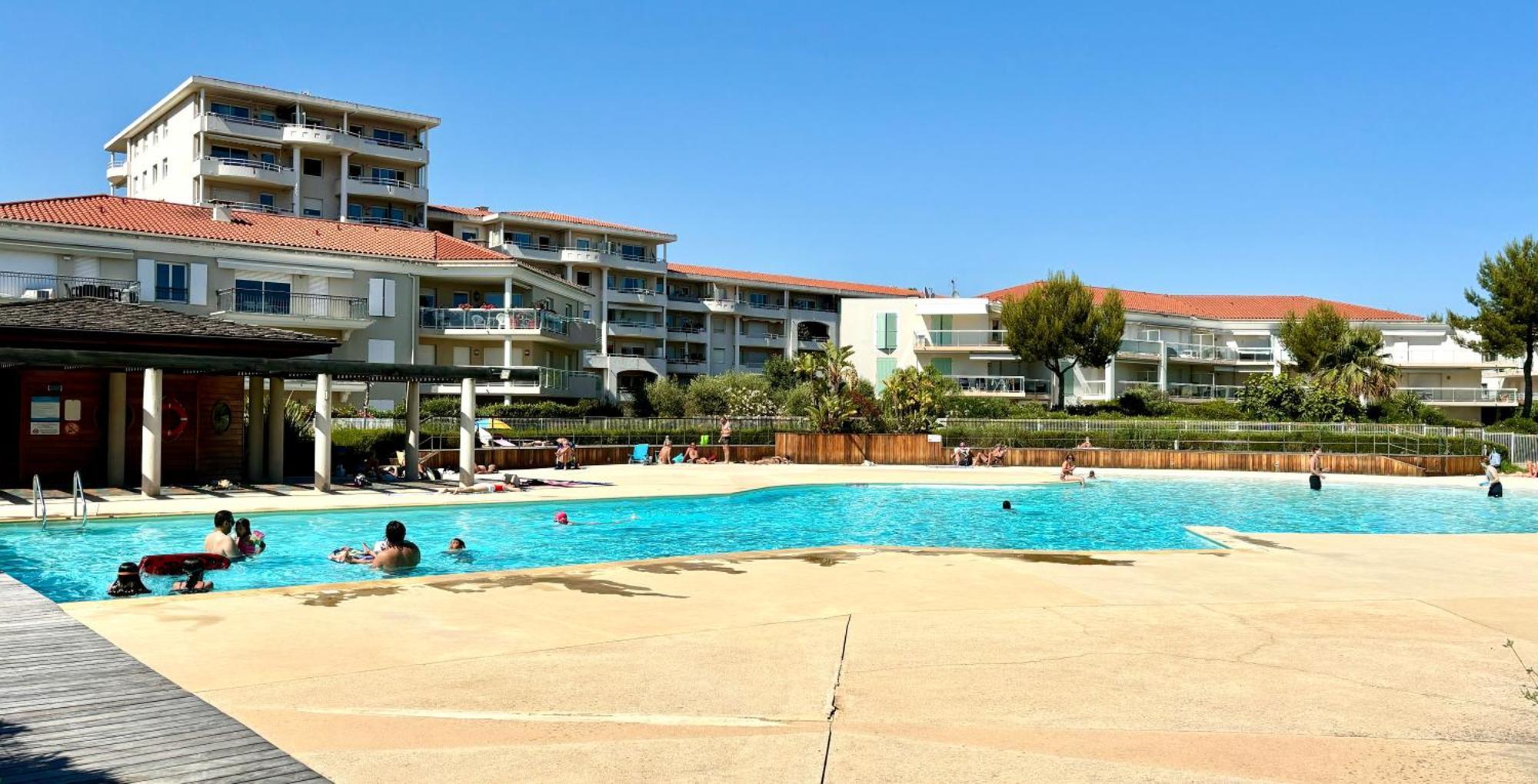 Beachside Apartment With Pool & Garden In Juan Les Pins Антиб Екстериор снимка