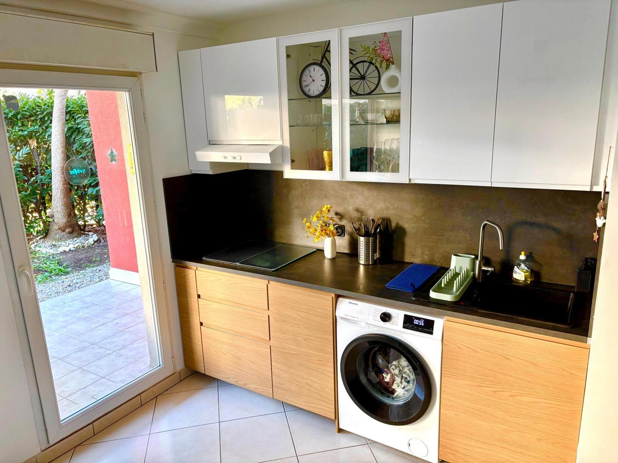 Beachside Apartment With Pool & Garden In Juan Les Pins Антиб Екстериор снимка