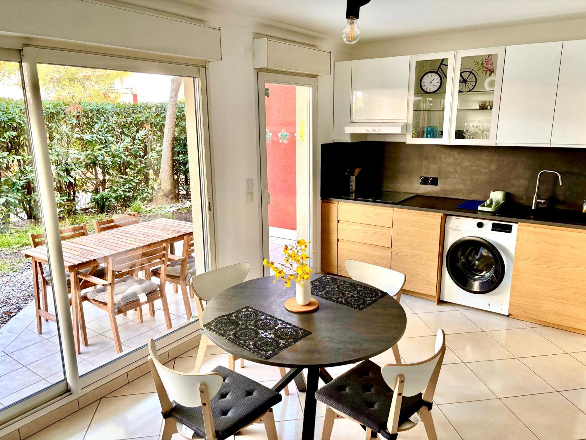 Beachside Apartment With Pool & Garden In Juan Les Pins Антиб Екстериор снимка